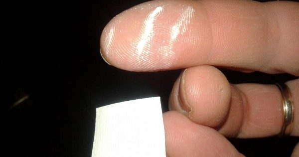 .. оставлять следы на руках