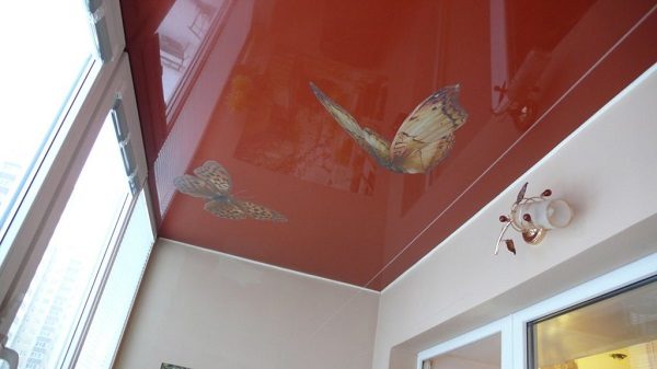 фото: натяжные потолки на балконе