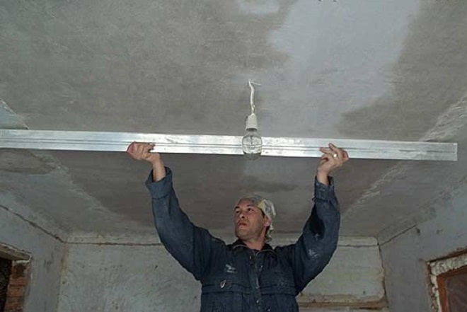 Выкладываем потолок своими руками штукатуркой