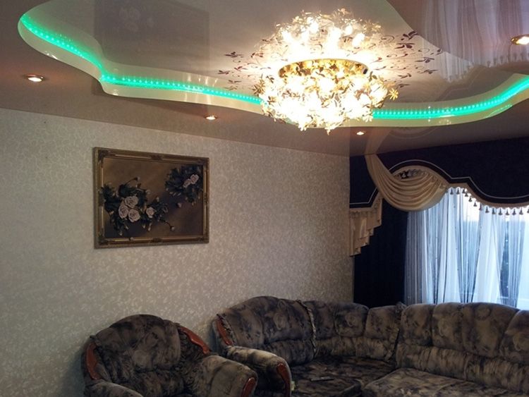 Натяжные потолки для зала: фото в интерьере, стиль, нюансы выбора