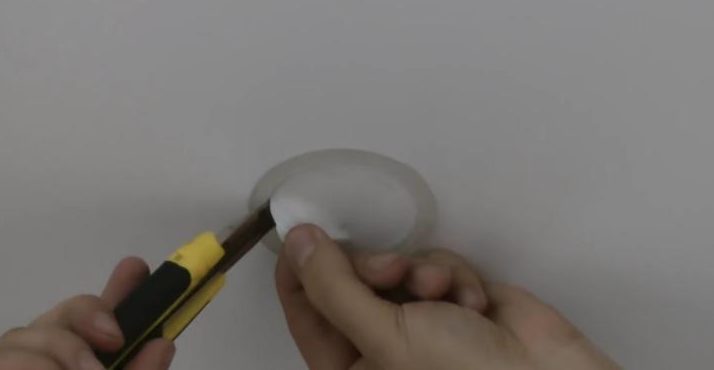 Установка люстры на натяжной потолок
