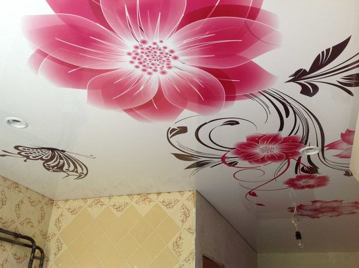 классическая отделка потолка аксессуарами