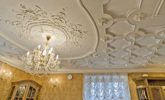 яркое украшение потолка фурнитурой